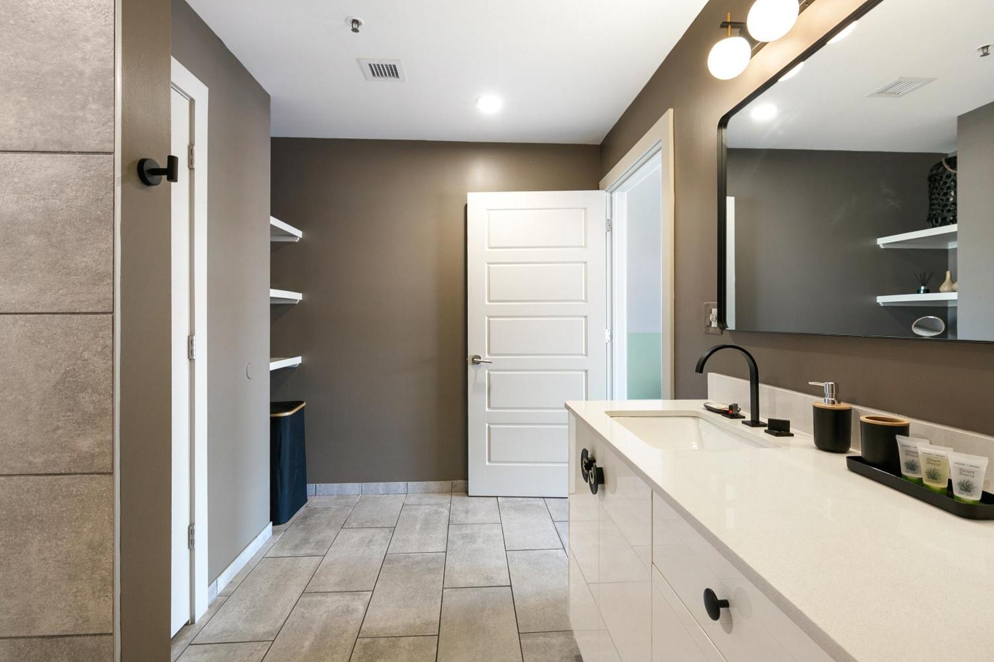 Luxury 2-Bedroom Condo Steps Away From The French Quarter Nova Orleães Exterior foto